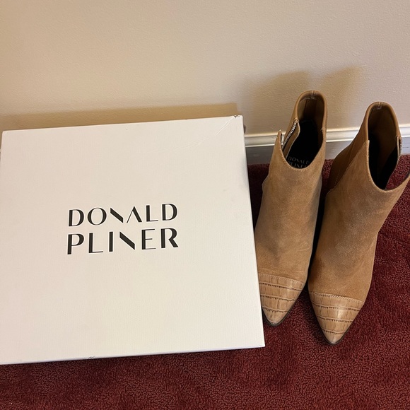 Stunning Donald Pliner short caramel boots, size 10 M. - Picture 7 of 7